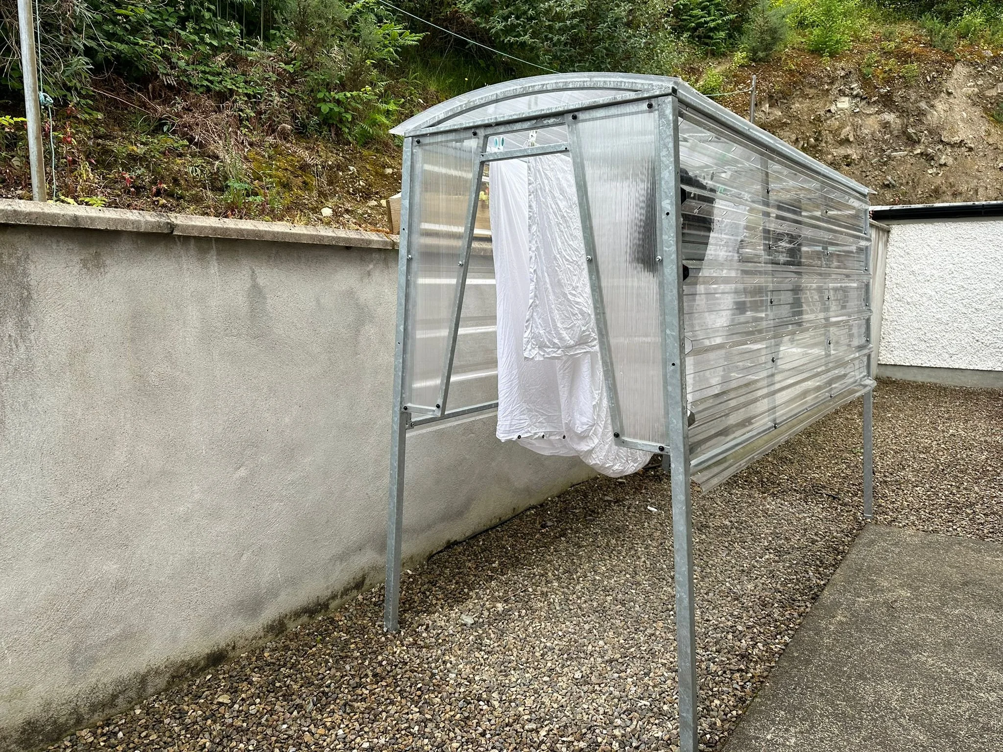 The Laundry shelter Outdoor laundry drying shelter. Keep your laundry dry and protected. Maker Gents